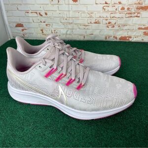 Nike Women's Athletic Shoes in Light Gray and Pink